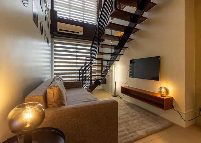 Stunning View Loft Type 1 Bedroom In Circulo Near Bridgetowne, Eastwood Fast Wi-fi