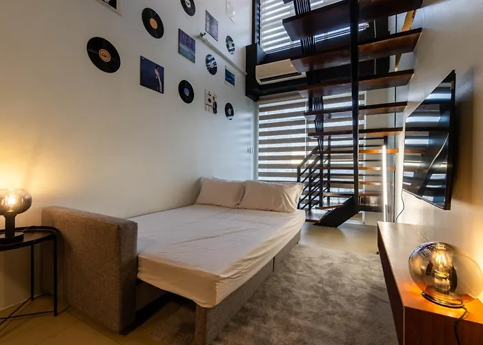Stunning View Loft Type 1 Bedroom In Circulo Near Bridgetowne, Eastwood Fast Wi-fi Apartment *