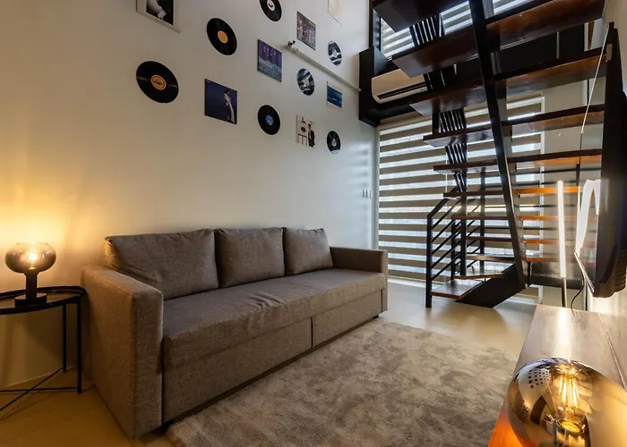 Apartment Stunning View Loft Type 1 Bedroom In Circulo Near Bridgetowne, Eastwood Fast Wi-fi *
